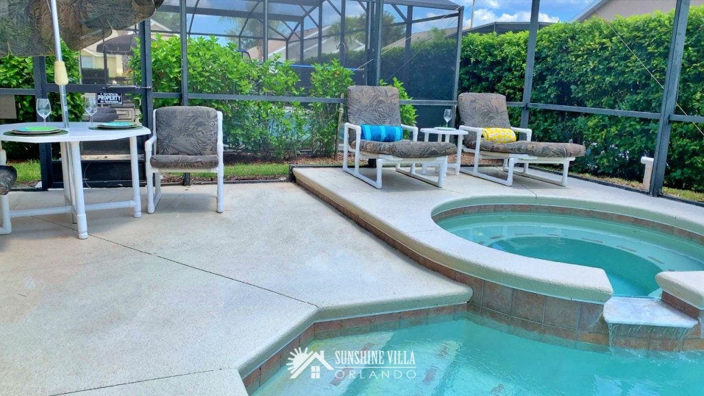 Pool with Spa and Lounge Chairs in Orlando